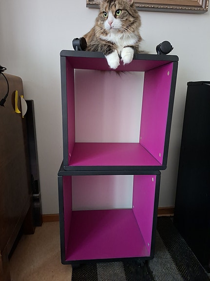 Liilat pyörillä olevat hyllyt