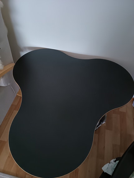Musta sohvapöytä metallijaloilla