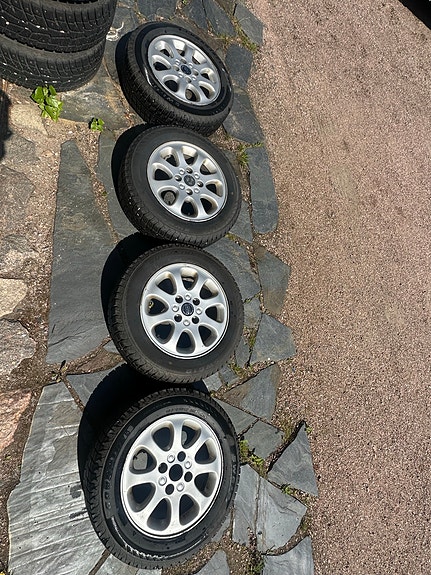 volvo s40/v40 lähes uudet kitka renkaat