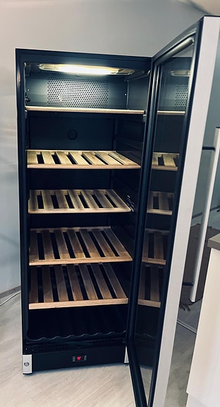 Viinikaappi 155 cm korkea – lasiovi, puuhyllyt