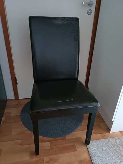 Mustat ruokapöydän tuolit