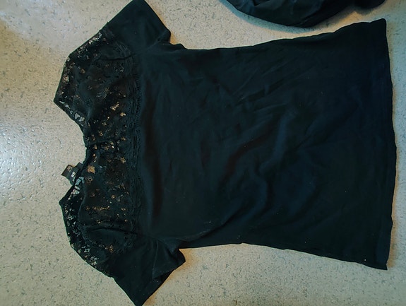 H&M musta pitsinen T-paita