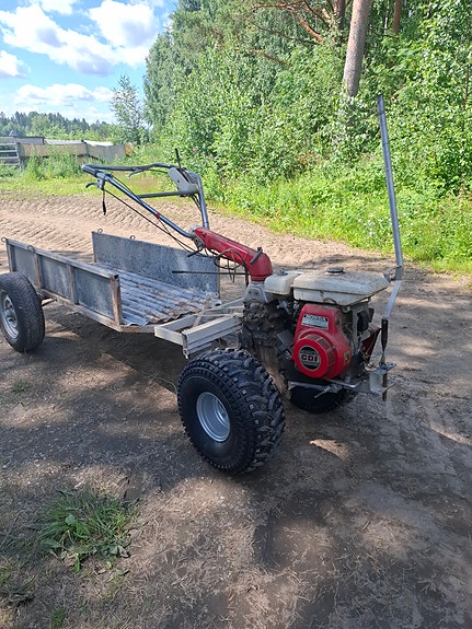 Myydään Honda sarvitraktori kärrillä