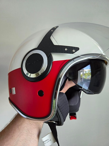 Vespa avokypärät: punavalkoinen (koko XS), punainen (koko M)