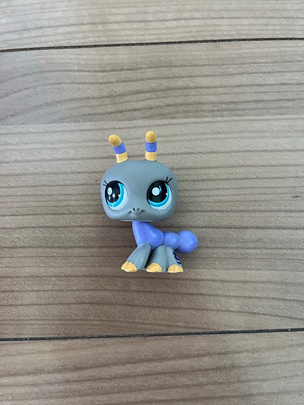 Littlest Pet Shop hyönteisfiguuri harmaa–violetti