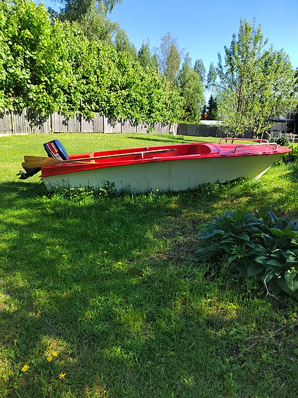 Vene+moottori+tankki+telakka+2*liivit+airot
