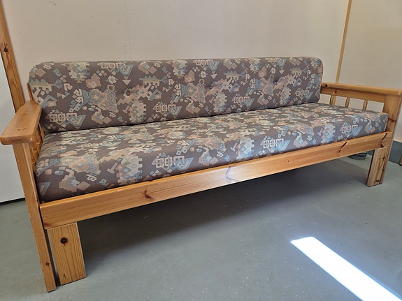 Mäntyinen levitettävä laverisohva
