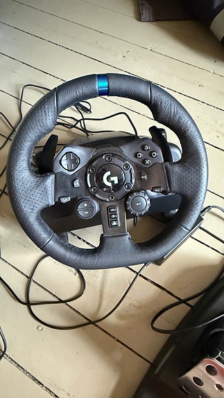Logitech G923 rattiohjain, polkimet ja vaihdekeppi