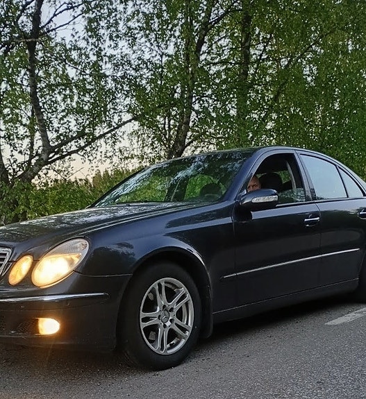 Mercedes-Benz w211 ja Audin renkaat vanteineen