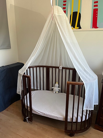 Stokke Sleepi pähkinänruskea pinnasänky