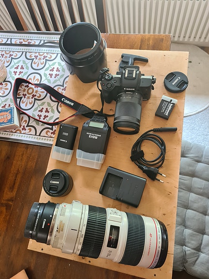 Canon EOS M50 -kamerapaketti + 2 objektiivia + adapteri