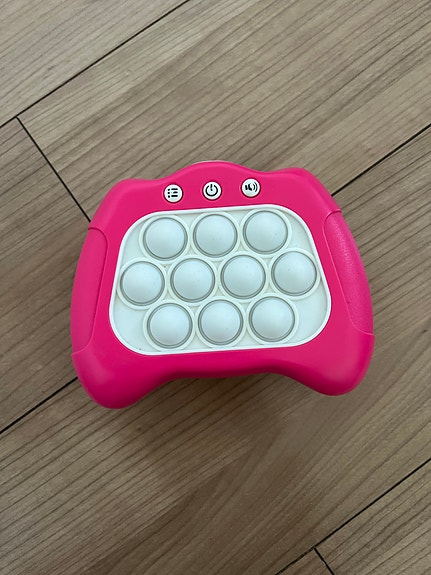 Pinkki elektroninen pop it -lelu