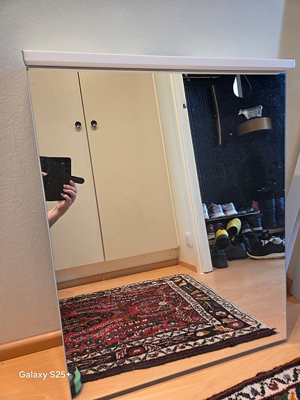 Kylpyhuoneen peili