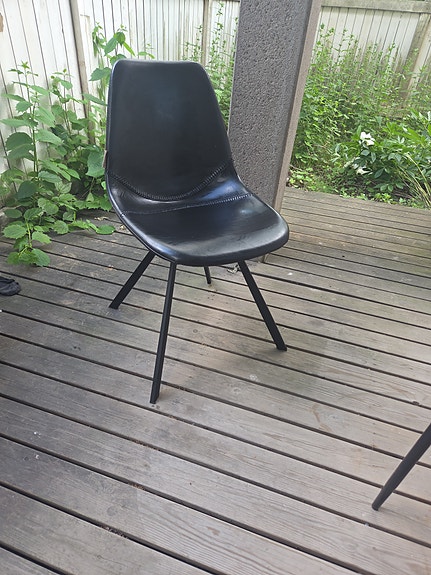 Tuoli Erittäin hyvässä kunnossa.