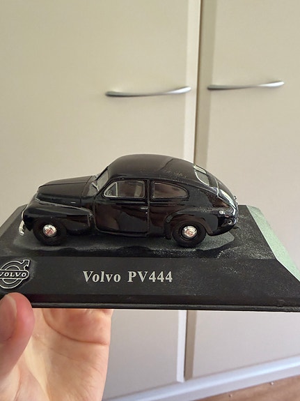 Volvo PV444 pienoismalli musta