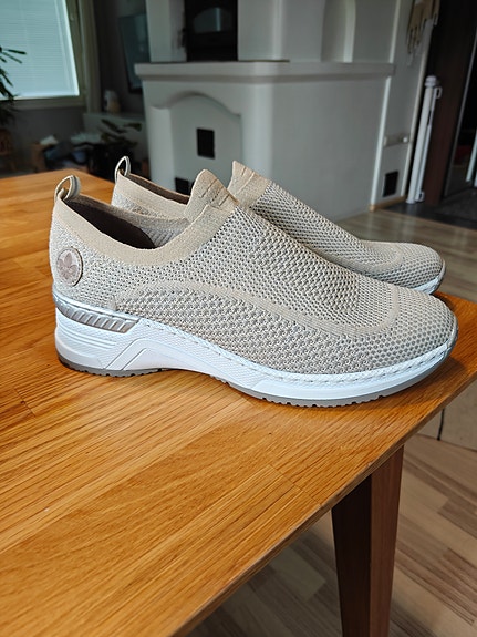 Uudet Riekerin slip-on kengät