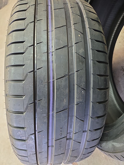 Uudet 265/45r21 + 295/40r21 Nokian Hakka black 2.