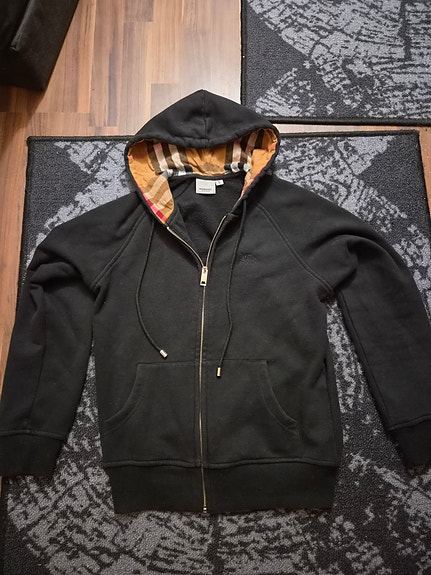 Musta burberry huppari