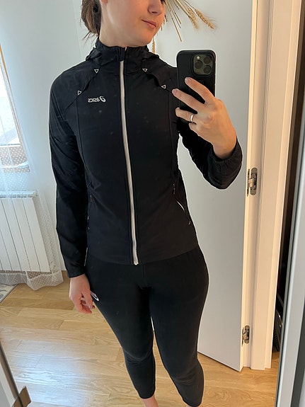 Asics juoksutakki tuulelta suojaavaksi