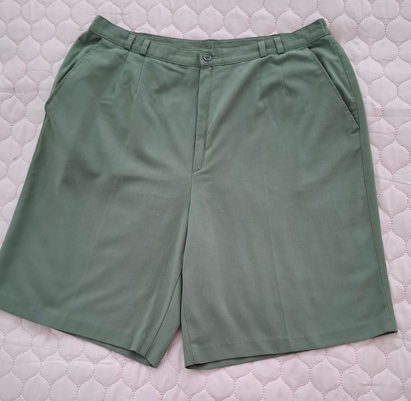 Naisten polvipituiset shortsit, koko 44