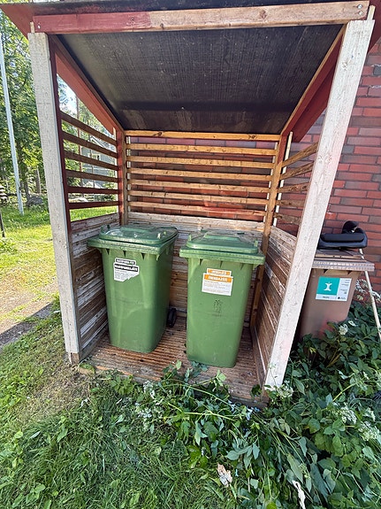 Puuinen jätekatos kahdelle jäteastialle