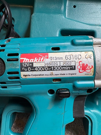 Makita 6316D 12V akkuporakone ja laturi