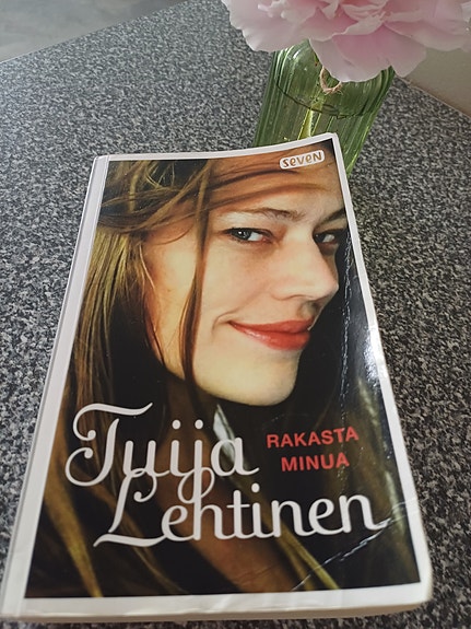 Tuija Lehtinen Rakasta minua -kirja