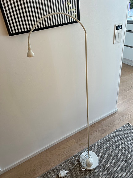 Säädettävä lattiavalaisin