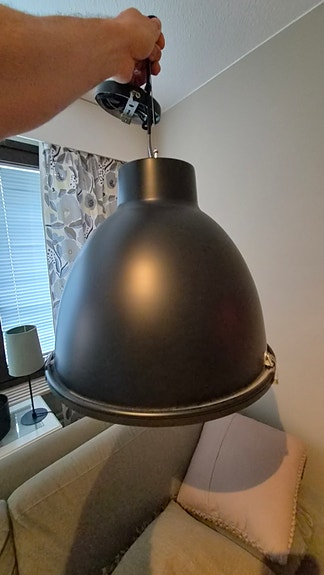 Musta riippuvalaisin metallikupu