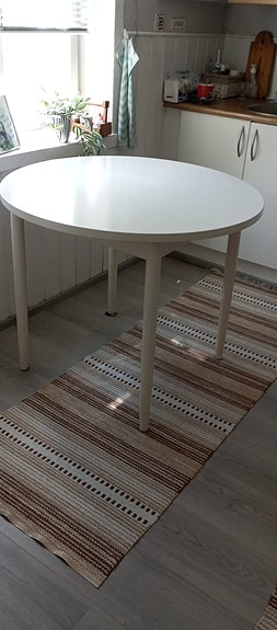 Ruokapöytä ja tuolit