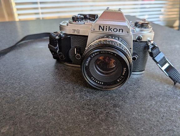 Nikon FG filmijärjestelmäkamera ja 50mm 1.8 linssi