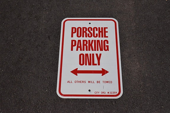 Porsche parking only -peltikyltti