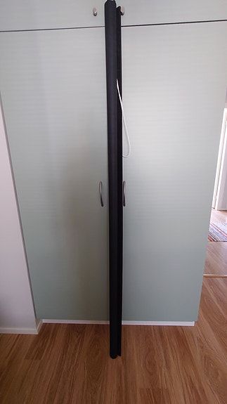 Musta pimentävä rullaverho