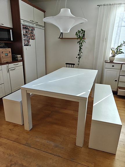 Iskun pöytä ja penkit