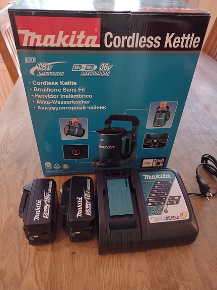 Makita 18v vedenkeitin, 2x5.0ah 18 akkua ,ja 18v laturi