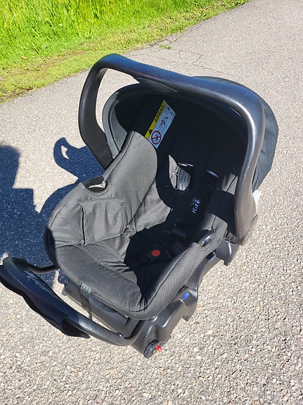 Kuvissa on Britax Römer Baby-Safe Plus SHR II -turvakaukalo + autotelakka.