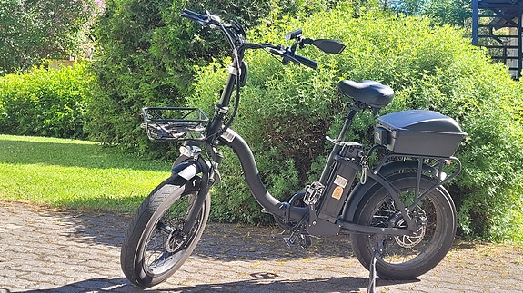Taitettava sähköpyörä.
