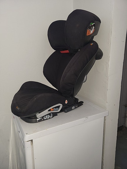 BeSafe iZi Up X3 Fix turvaistuin 15–36 kg musta