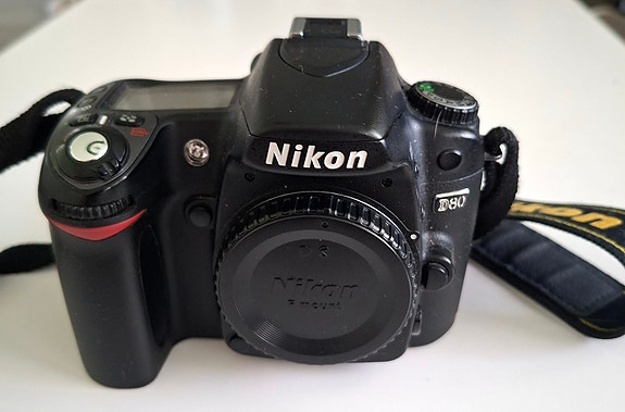 Nikon D80 järjestelmäkamera. 32GB SD-muistikortti, laturi ja uusi akku