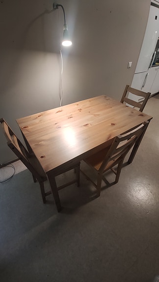 IKEA ruokapöytä ja 3 tuolia