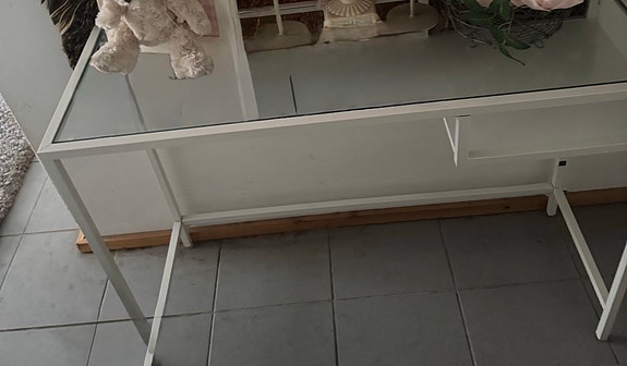 Ikea valkoinen lasinen työpöytä