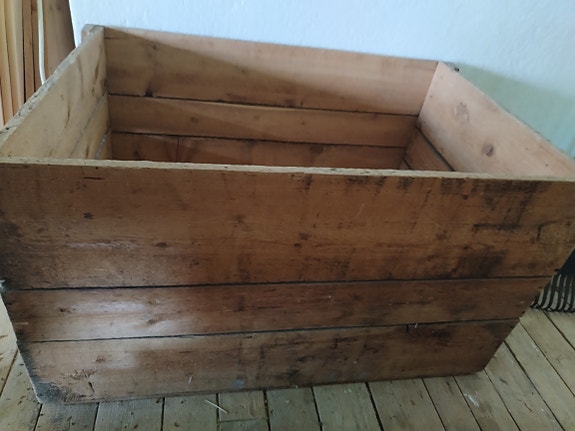 Iso vanha puulaatikko