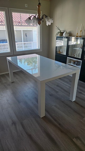 cubic ruokapöytä lasilla