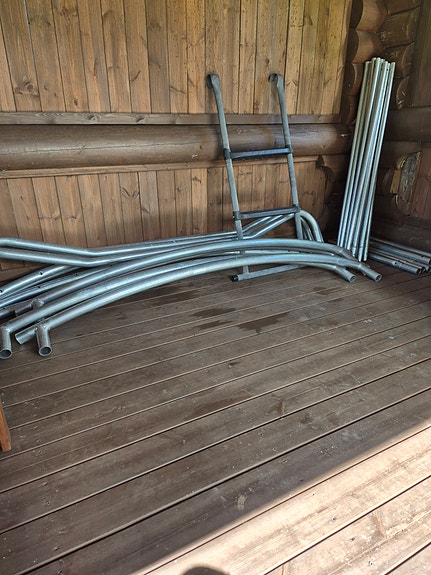 Trampoliini 4,26 m turvaverkolla ja tikkailla.