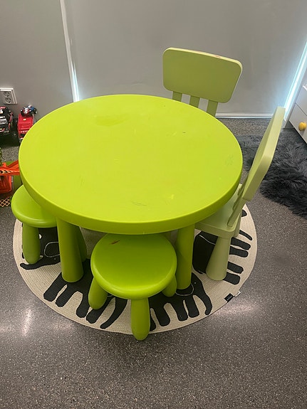 IKEA lasten tuolit ja pyöreä pöytä