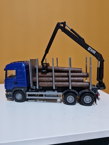 Scania puutavara-auto nosturilla
