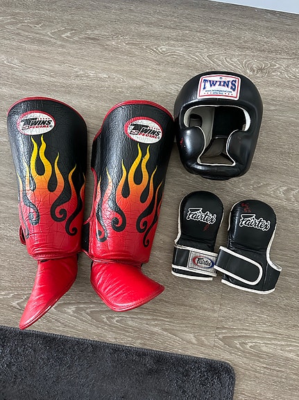 Twins kypärä, Twins säärisuojat ja Fairtex vapaaotteluhanskat