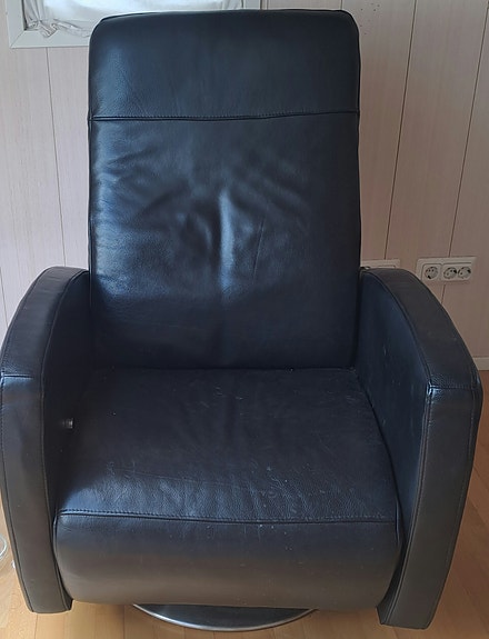 Musta nahkainen recliner-nojatuoli