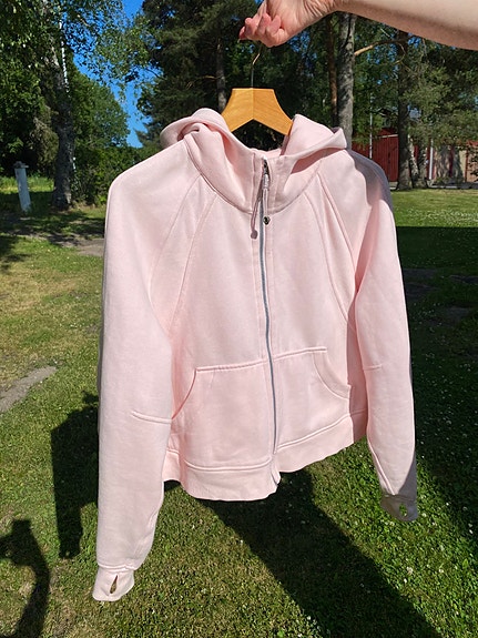 Lululemonin vaaleanpunainen huppari