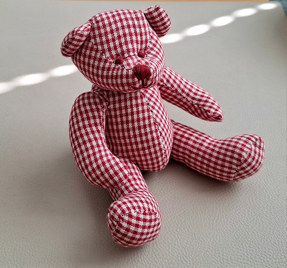 Pentik pikku nalle , punavalkoruudullinen